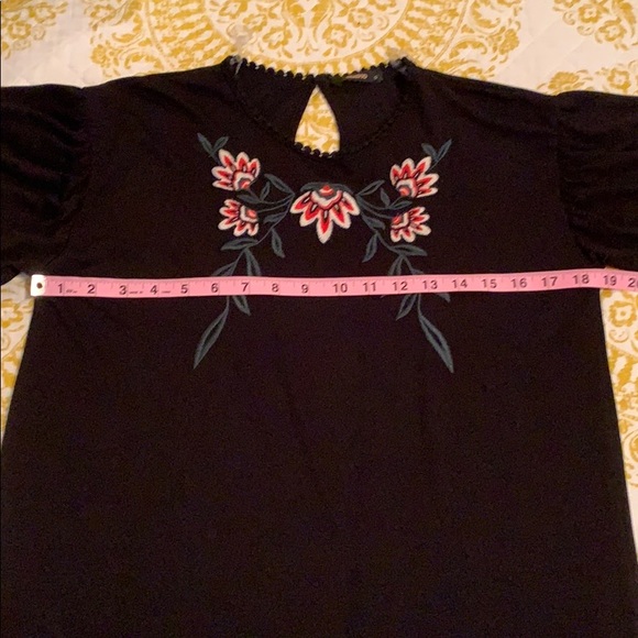 New without tags Floral Embroidery Top Small - Picture 7 of 9